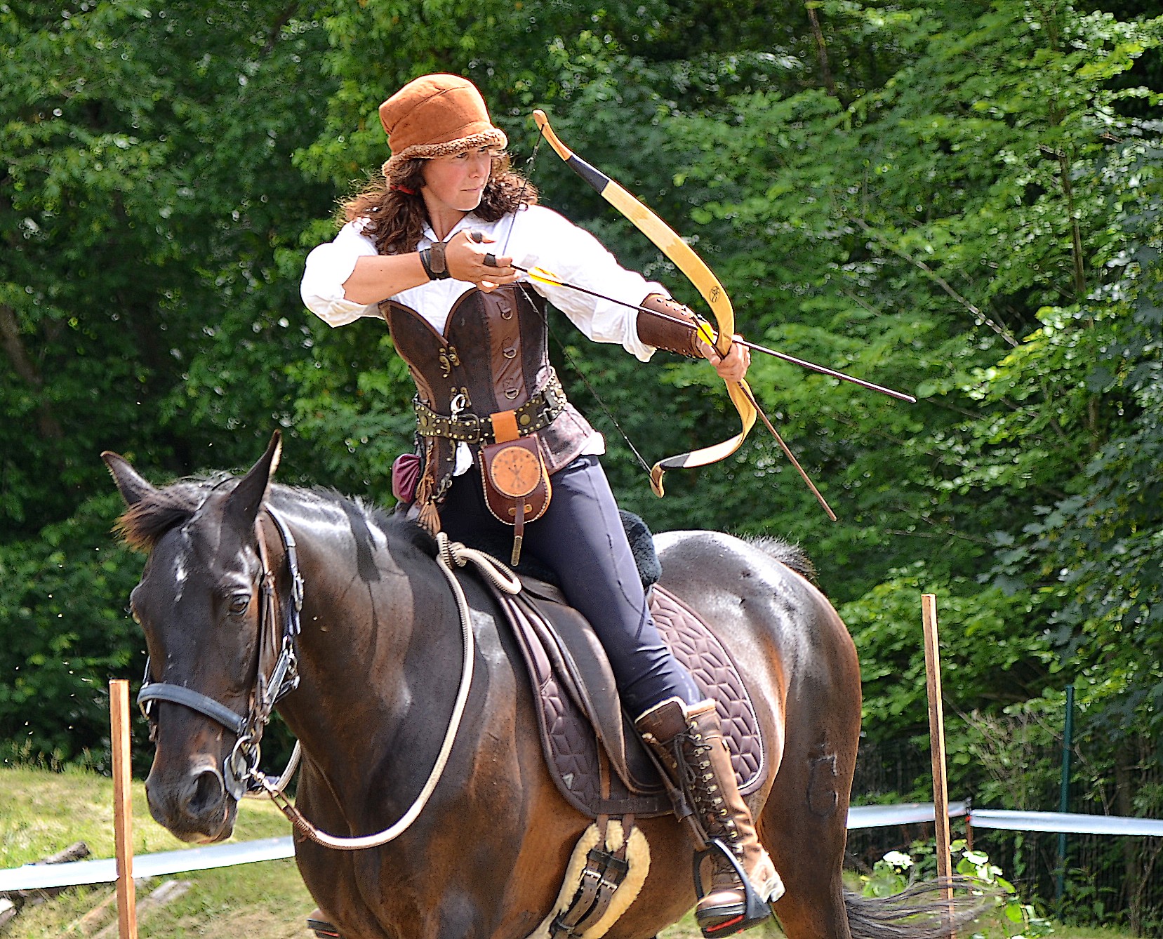 Caroline Curé avec son fidèle cheval Amadéo pour une démonstration de tir à l’arc.  © Y. Overney