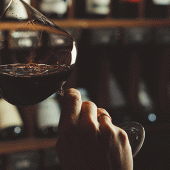 Un négociant de plusieurs domaines sera présent pour vous conseiller. Crédit photo : Ilshat/AdobeStock