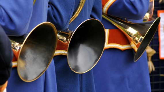 Les sonneurs de trompes de la Bruche seront présents à la messe Saint-Hubert du GIC du Massif 11. Crédit photo : beatrix kido/AdobeStock