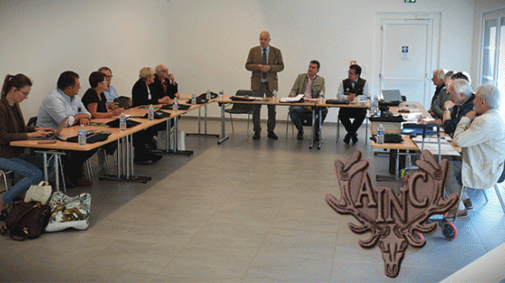 La réunion, animée par le président Sören Kurz, a permis d’échanger sur les enjeux cynégétiques frontaliers. Crédit photo : AINC