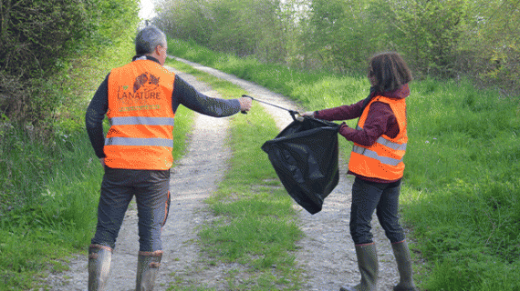 140 000 participants ont ramassé plus de 16 000 mètres cubes de déchets. Créidit : FNC