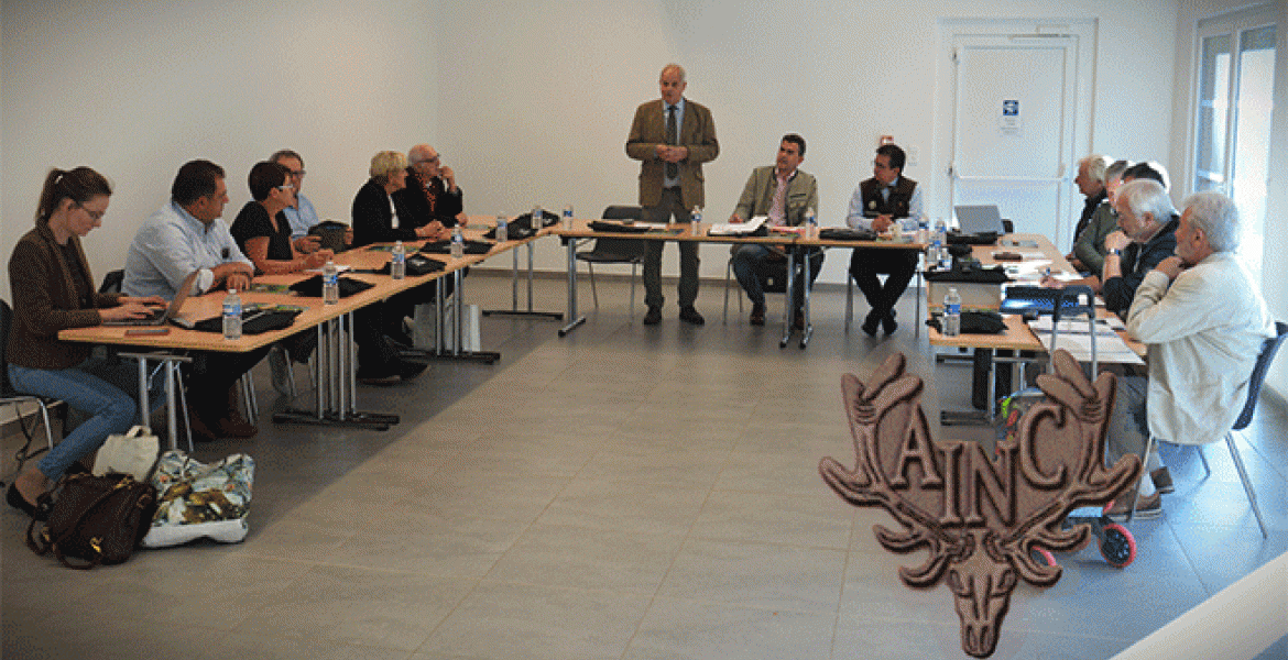 La réunion, animée par le président Sören Kurz, a permis d’échanger sur les enjeux cynégétiques frontaliers. Crédit photo : AINC