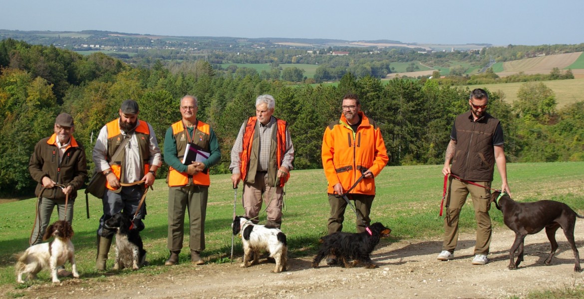 Les juges ont sélectionné les couples chasseur/chien pour accéder au concours régional. Crédit Photo : Daniel Foertsch